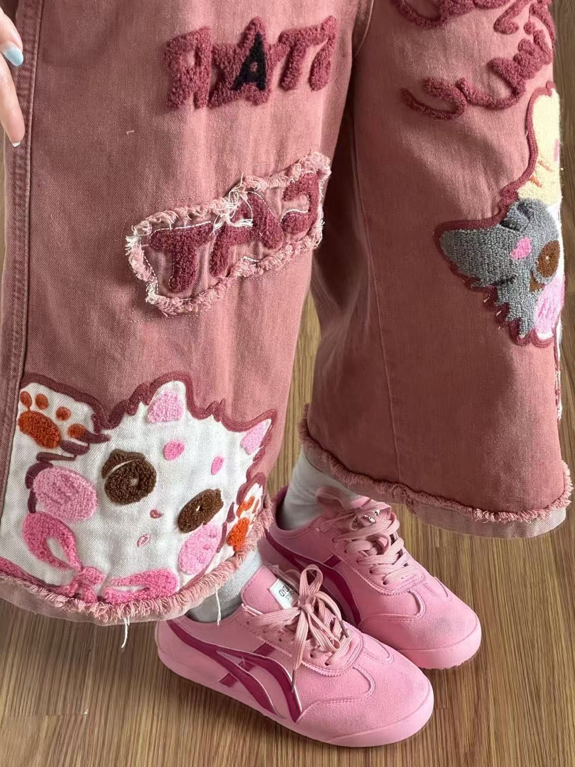 Pembe Patch Detaylı Bol Kesim Jean